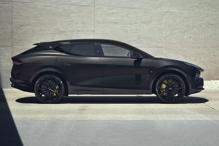 Con số này cao hơn nhiều so với công nghệ Lotus Technology, có trụ sở tại Anh quốc, đã cung cấp cho phiên bản Eletre R chạy bằng pin, với công suất tối đa lên đến 905 mã lực và mô-men xoắn cực đại 727 pound-feet (985 Nm). Nền tảng hybrid của mẫu xe thể thao đa dụng sắp ra mắt hoạt động ở mức 900 vôn, cao hơn 100 vôn so với phiên bản chạy bằng pin.