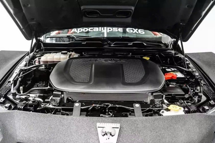 Chiếc xe bán tải "khủng long" Apocalypse Juggernaut 6x6 đặc biệt này sở hữu khối động cơ V8 HEMI 6,4 lít sản sinh công suất tới 702 mã lực với hệ dẫn động sáu bánh, rất mạnh mẽ.