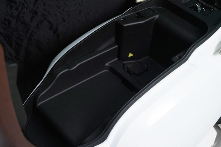 Hệ thống phanh của xe sử dụng đĩa thủy lực ở cả hai bánh trước và sau, kết hợp với hệ thống phanh CBS giúp phân bổ lực phanh một cách hiệu quả giữa hai bánh.