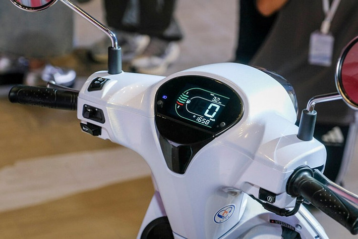 Bảng đồng hồ LCD màu hiện đại mang lại khả năng hiển thị trực quan. Cốp xe có dung tích lên tới 24 lít, đủ để chứa mũ bảo hiểm 3/4 cùng một số vật dụng cá nhân.