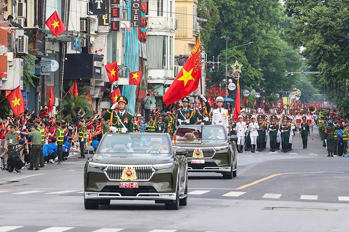 Toàn bộ nội thất đã được tháo rời để bọc da mới. Ngoại thất cũng được sơn mới. Thiết kế mặt ca-lăng trước được thay bằng vật liệu chrome đặc biệt. Hệ thống điện trên xe được xử lý lại so với xe tiêu chuẩn.