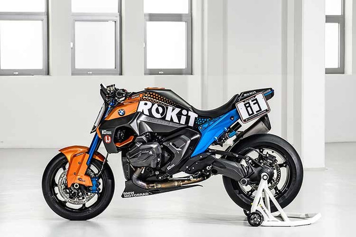 Thiết kế của R 1300 R Superhooligan được lấy cảm hứng trực tiếp từ chiếc R 90 S huyền thoại với tông màu cam nổi bật cùng số đua #83 – con số gắn liền với chiến thắng lịch sử. Tổng thể chiếc xe mang phong cách racing rõ rệt, từ dáng ngồi, dàn áo tối giản cho đến nhiều chi tiết được tinh chỉnh để phù hợp với mục tiêu thi đấu.