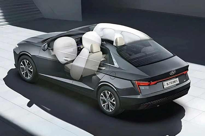 Tổng cộng, Hyundai Accent mới hiện cung cấp hơn 75 tính năng an toàn nhằm tăng cường bảo vệ hành khách và nâng cao sự tự tin khi lái xe. Tại thị trường Ấn Độ, xe sử dụng 2 tùy chọn động cơ gồm, đầu tiên là máy xăng 4 xi-lanh, hút khí tự nhiên, dung tích 1.5L, kết hợp với hộp số sàn 6 cấp hoặc hộp số tự động IVT. Thứ hai là động cơ xăng 4 xi-lanh, tăng áp, dung tích 1.5L, có thể đi kèm hộp số sàn 6 cấp hoặc hộp số tự động ly hợp kép 7 cấp (DCT).