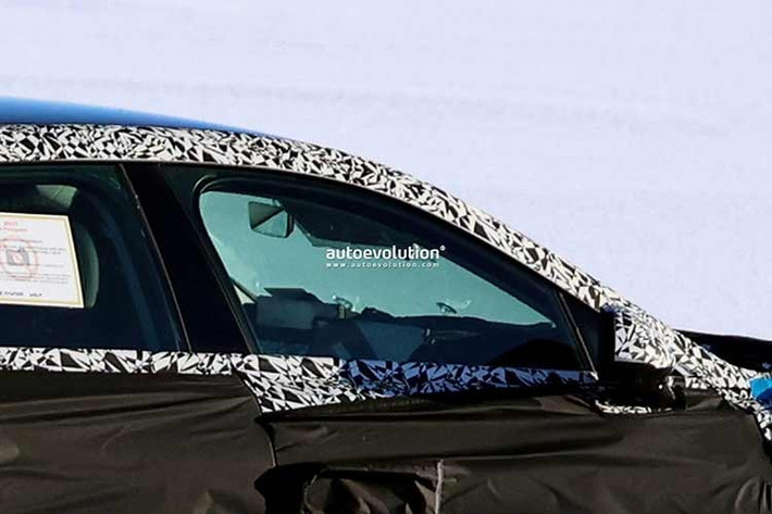 Cụm đồng hồ kỹ thuật số được thiết kế mảnh hơn và đặt cao hơn trên bảng táp-lô nhằm giúp người lái dễ quan sát. Vô-lăng cũng được làm mới với thiết kế hai chấu hiện đại hơn, thay cho phong cách retro trên phiên bản hiện tại. Bên cạnh đó, cần số được chuyển sang dạng cần gạt gắn trên cột lái, giúp giải phóng thêm không gian ở bệ trung tâm để bố trí hai đế sạc không dây.