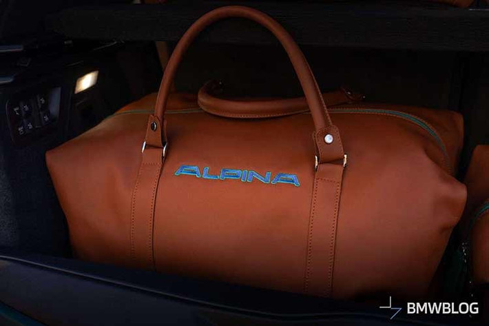 BMW Alpina XB7 2026 sử dụng hệ thống treo khí nén hai trục với bộ giảm chấn và hệ thống điều chỉnh động học đặc trưng của Alpina, cho phép điều chỉnh chiều cao xe lên đến 3,2 inch. Ở tốc độ thấp, dưới 20 mph, chiếc SUV có thể tăng thêm 1,6 inch khoảng sáng gầm, trong khi ở chế độ Sport+, xe có thể hạ thấp gầm thêm 0,8 inch ở tốc độ trên 155 mph.