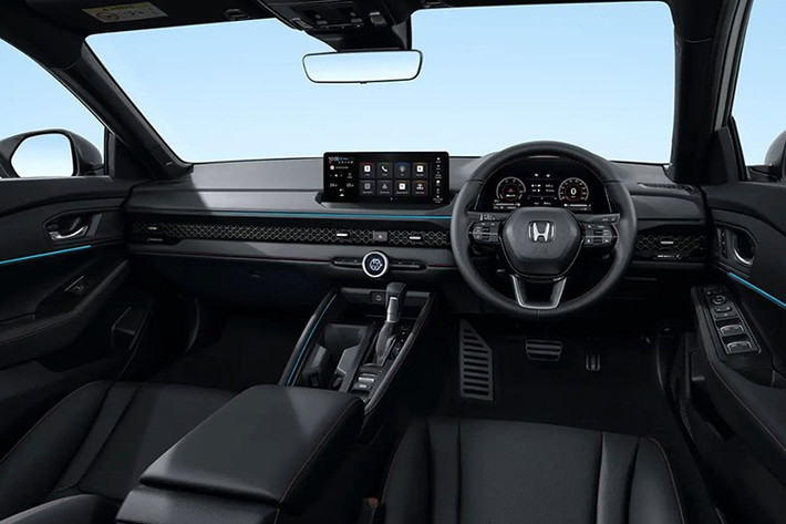 Về kích thước, Accord mới dài 4.962 mm, dài hơn phiên bản trước 68 mm, trong khi chiều rộng, chiều cao và trục cơ sở gần như giữ nguyên. Dung tích bình nhiên liệu đạt 48,5 lít, phù hợp với nhu cầu di chuyển đường dài.