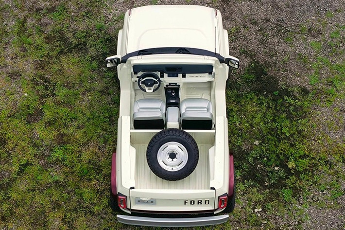 Dù rằng Bronco bước sang tuổi 60 nhưng triết lý thiết kế vẫn được giữ gìn với gen phiêu lưu và tự do trong các mẫu Bronco thế hệ thứ sáu (6G) đang lăn bánh ngoài kia. Chiếc SUV địa hình - Ford Bronco đặc biệt xuất hiện tại sự kiện Pebble Beach Concours d’Elegance. Ford gọi mẫu xe này là "Bronco Roadster Concept", nhằm kỷ niệm 60 năm ngày ra đời những chiếc Bronco đầu tiên.