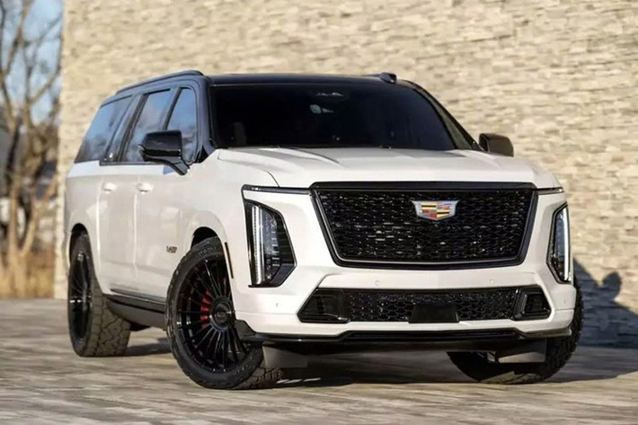 Một chiếc xe Cadillac Escalade 2025 bản tiêu chuẩn sẽ có giá từ 96.000 USD cho đến bản cao nhất 129.620 USD, tuy nhiên, nếu bạn chọn Cadillac Escalade ESV 2025 trong này này, phiên bản mở rộng của dòng SUV hạng sang V-Series, thì sẽ phải chấp nhận bỏ ra thêm số tiền 80.280 USD so với giá bán lẻ đề xuất của nhà sản xuất, tức tổng chi là 209.900 USD (khoảng 5,52 tỷ đồng).