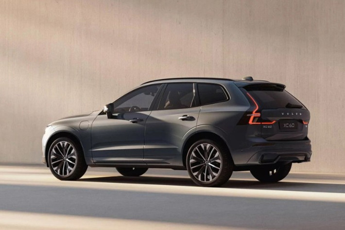 Ngoại hình XC60 mới được tinh chỉnh nhẹ theo hướng thanh lịch hơn. Lưới tản nhiệt mang tạo hình mới lấy cảm hứng từ XC90, cụm đèn chiếu sáng “Thor’s Hammer” được cập nhật đồ họa LED sắc nét, trong khi đèn hậu chuyển sang tông tối thể thao hơn. Bộ mâm hợp kim cũng được thiết kế lại, giúp tổng thể xe hiện đại và mạnh mẽ hơn.