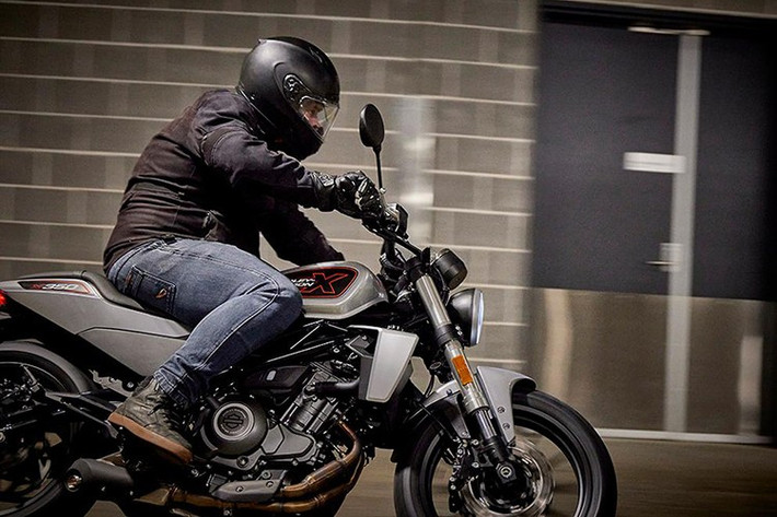 Với phiên bản 2025, X350 và X500 có các màu sắc mới như: xanh vũ trụ (thay thế cho màu bạc siêu thanh), cam năng động, trắng ngọc trai, và đen ấn tương.