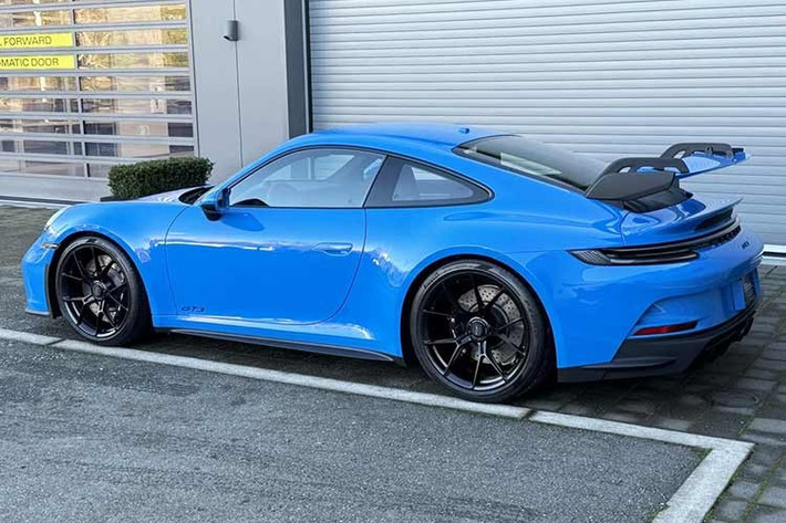 Porsche 911 GT3 vừa là một chiếc xe sưu tầm, vừa là một chiếc xe trên đường đua và cũng là một chiếc xe mà bạn thực sự muốn lái hàng tuần, thậm chí thường xuyên hơn. Điểm trừ duy nhất chính là màu xanh Shark Blue. Màu này thì đẹp, nhưng những chiếc xe có ngoại thất màu sắc rực rỡ thường không dễ bán.