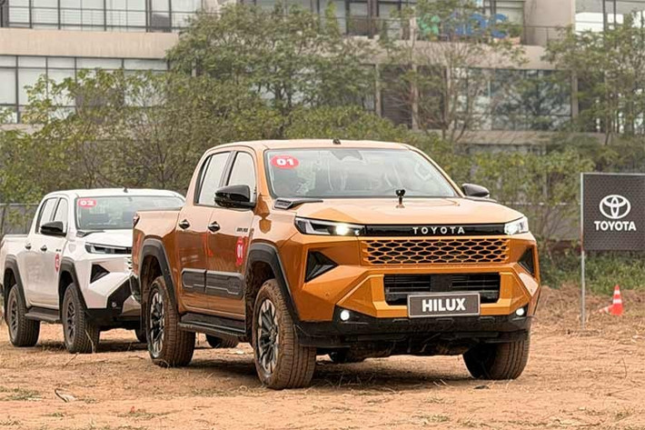 Trong tháng 2/2026 cũng chứng kiến sự áp đảo của các dòng xe gầm cao (Crossover, SUV, Bán tải) khi chiếm tới 9/10 vị trí. Đặc biệt, sự vươn lên của các dòng xe nhập khẩu như Toyota Hilux hay Ford Everest cho thấy người tiêu dùng ngày càng có xu hướng lựa chọn các dòng xe chất lượng cao, bất chấp giá thành có phần nhỉnh hơn xe lắp ráp trong nước.