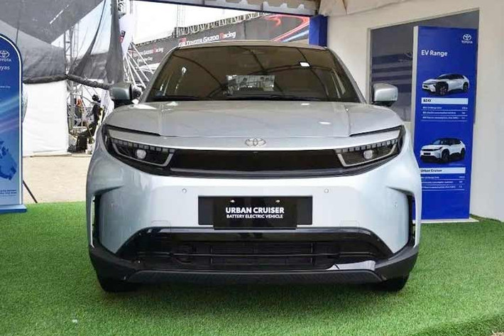 Lấy tên Toyota Urban Cruiser, dòng xe này thực tế là Suzuki e-Vitara được chuyển đổi sang sử dụng thiết kế Toyota cùng logo riêng của hãng. Với chiều dài 4.285 mm, Toyota Urban Cruiser nằm giữa Yaris Cross bản châu Âu và C-HR trong đội hình Toyota và nhỏ hơn một chút so với Yaris Cross ở Việt Nam.