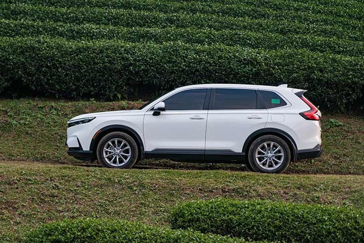 Honda Việt Nam cũng áp dụng chính sách bảo hành tiêu chuẩn 3 năm hoặc 100.000 km, đồng thời gia hạn thêm 2 năm hoặc 50.000 km đối với các bộ phận chính như động cơ và hộp số, nhằm mang lại sự an tâm cho khách hàng trong quá trình sử dụng.