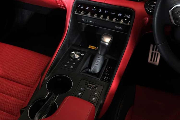 Gói an toàn Lexus Safety System+ 3.0 được trang bị trên xe với các tính năng như kiểm soát hành trình thích ứng toàn dải tốc độ, hệ thống phanh phòng ngừa va chạm và hỗ trợ giữ làn đường.