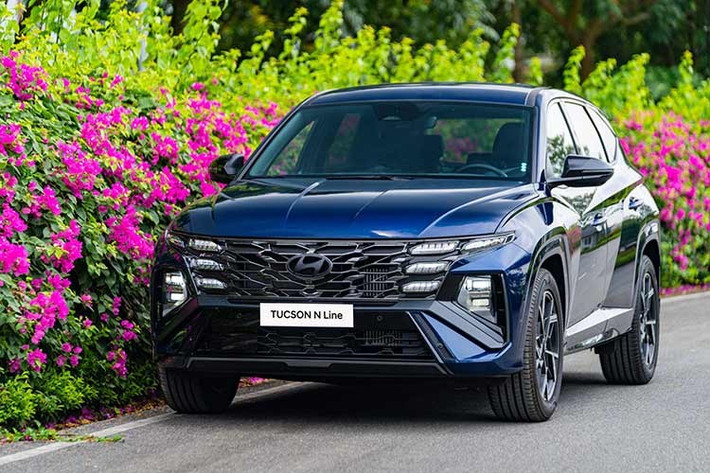 9. Hyundai Tucson: 614 xe ﻿Bám sát Vios và xếp ở vị trí thứ 9 là Hyundai Tucson với 614 xe. Đây là mẫu xe Crossover hạng C thứ 3 xuất hiện trong danh sách, cho thấy sự ưu ái đặc biệt của người Việt dành cho dòng xe gầm cao đa dụng trong vài năm qua.