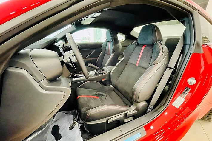 Dù là một chiếc xe thể thao, Subaru vẫn không quên trang bị cho BRZ hệ thống an toàn EyeSight với các tính năng như phanh tự động, ga tự động thích ứng, cảnh báo chuyển làn... Một số tính năng khác đáng chú ý gồm đèn pha liếc theo góc lái, cảnh báo điểm mù…