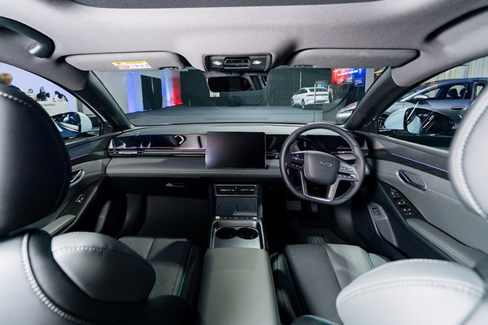 Nhờ chiều dài cơ sở lớn nên BYD Seal 6 được trang bị nội thất rộng rãi. Bước vào bên trong mẫu xe này, khách hàng Malaysia sẽ bắt gặp không gian nội thất có thiết kế tối giản với tông màu đen - xám.