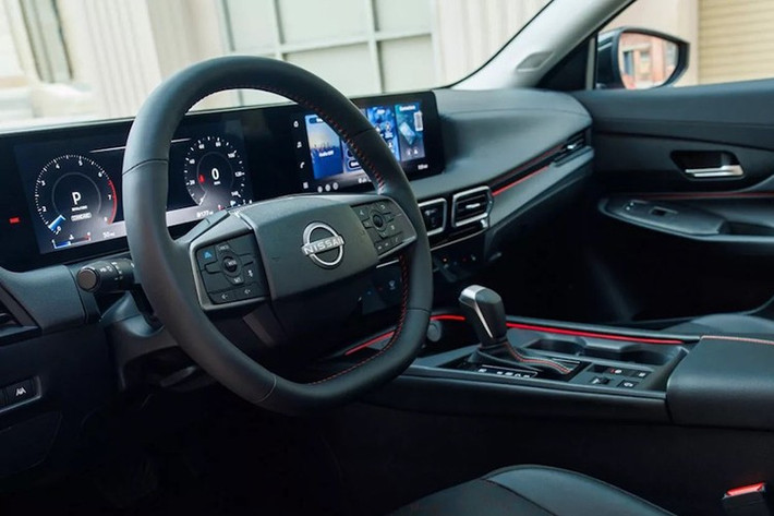 Biến thể tiêu chuẩn của Nissan Sentra 2026 sẽ không có bảng đồng hồ hiển thị 12,3 inch mà thay vào đó chỉ đạt 7 inch (mặc dù tất cả đều có Android Auto và Apple CarPlay).