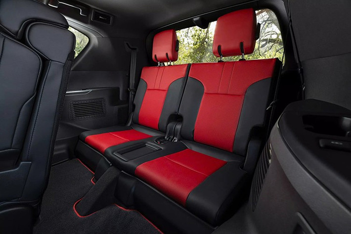 Với cả hai loại động cơ, LX có thể kéo tới 8.000 pound (khoảng 3.600 kg). Phiên bản hybrid cũng giới thiệu một số tính năng thông minh, bao gồm hệ thống lái trợ lực điện ở dải tốc độ thấp giúp kiểm soát ga tinh tế trên những cung đường gồ ghề, và vỏ pin chống thấm nước cho phép lội nước sâu tới 73 cm. Tóm lại, đây là một chiếc xe sang trọng ngay cả khi vẫn còn bám bùn.