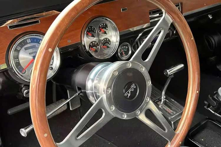 Trong những năm 1970 và 1980, hoạt động tiếp thị của bộ phận Mercury gắn liền chặt chẽ với Cougar, với các tài liệu quảng cáo các đại lý Mercury được gọi là "dấu hiệu của Mèo" với hình ảnh những con mèo lớn trên biển hiệu đại lý Lincoln-Mercury. Các biển hiệu liên quan đến mèo đã được các dòng xe Mercury khác sử dụng, bao gồm Bobcat và Lynx .