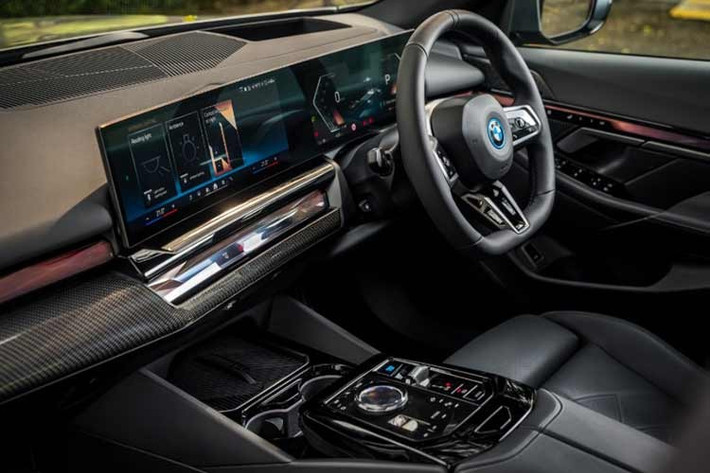 Màn hình trung tâm 14,9 inch và màn hình hiển thị kính lái HUD, dải Interaction Bar với đèn viền động, ghế thể thao chỉnh điện có nhớ vị trí và tựa lưng chỉnh điện, điều hòa tự động bốn vùng, sạc không dây, cốp điện dung tích 490 lít.