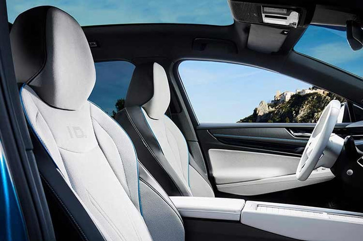 Như đã nhắc ở trên, Volkswagen ID. Era 9X là xe điện mở rộng phạm vi với động cơ xăng chỉ dùng để sạc pin. Volkswagen sẽ cung cấp 3 cấu hình truyền động, gồm dẫn động cầu sau và dẫn động bốn bánh, cho xe. Bản tiêu chuẩn dùng 1 mô-tơ điện nằm trên cầu sau, cho công suất tối đa 295 mã lực. Pin LFP 51,1 kWh cung cấp phạm vi hoạt động tối đa 267 km.