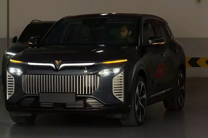 Trước đó, vào tháng 6/2025 - một chiếc xe VinFast bí ẩn đã liên tục bị bắt gặp khi đang chạy thử trên đường phố Việt Nam. Đến nay, chiếc xe này đã lộ diện rõ ràng hơn và nhanh chóng thu hút sự chú ý của dư luận.