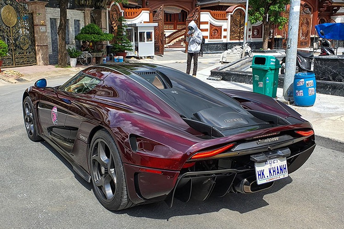 Toàn bộ 80 chiếc siêu xe triệu đô la Koenigsegg Regera trên thế giới đều sử dụng hệ dẫn động hybrid với máy xăng V8, Biturbo, dung tích 5.0 lít và 3 mô-tơ điện. Công suất tổng cộng trên mẫu xe megacar đến từ Thụy Điển hơn 1.500 mã lực và mô-men xoắn cực đại 2.000 Nm.