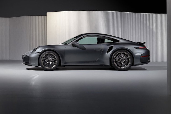 Các chi tiết tương phản được hoàn thiện bằng màu xám Turbonite, một màu sắc dành riêng cho các phiên bản Turbo. Chúng bao gồm logo Porsche, chữ Turbo S và thiết kế ốc khóa trung tâm bánh xe mới. Ngoài ra còn có các chi tiết đặc trưng của Turbo S trên các thanh ốp của cánh gió sau và viền cửa sổ bên.