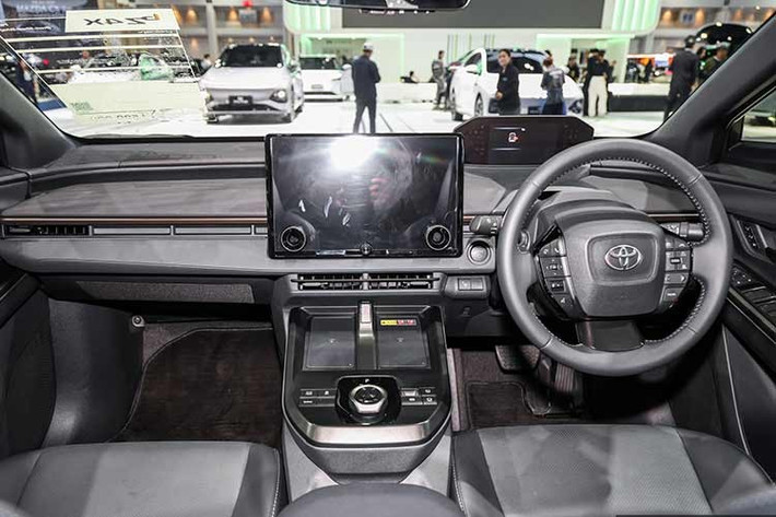 Về nội thất, Toyota bZ4X 2026 sở hữu vô lăng bọc da tích hợp loạt phím điều khiển chức năng, hỗ trợ người lái. Phía sau là bảng đồng hồ kỹ thuật số thiết kế đặt nổi, hiển thị rõ ràng sắc nét các thông số vận hành.﻿