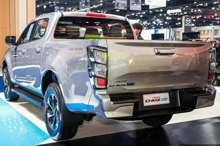 Mẫu xe bán tải Isuzu D-Max EV 2026 chạy điện đã được thay đổi ở một số khu vực ngoại thất như logo EV mới ở chắn bùn trước và cửa thùng hàng cùng sự biến mất của ống xả phía sau.