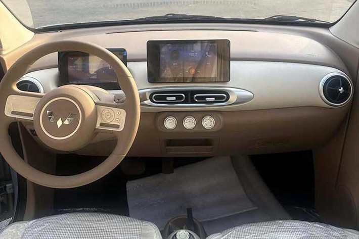 Trang bị an toàn tiêu chuẩn của xe gồm ABS/EBD, camera lùi, cảm biến lùi. Riêng bản 300km có thêm phanh tay điện tử. Bên trong, bảng điều khiển được thiết kế lại kết hợp buồng lái kỹ thuật số với hai màn hình riêng biệt, núm điều khiển vật lý cho điều hoà trên bảng điều khiển trung tâm và bộ chọn số phù hợp giữa các ghế.