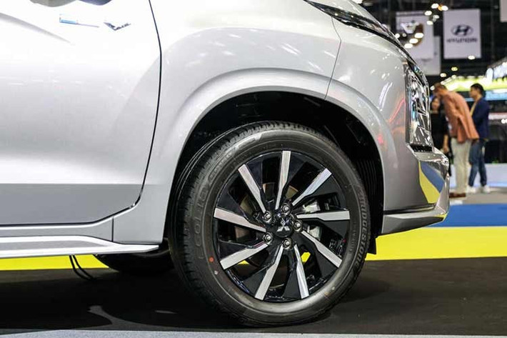 Khung gầm của xe vẫn sử dụng cấu hình quen thuộc với treo trước MacPherson và treo sau dạng dầm xoắn. Hệ thống phanh gồm đĩa thông gió phía trước và đĩa đặc phía sau, đi kèm bộ mâm hợp kim 17 inch.