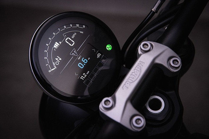 Xe cũng được tích hợp bộ sang số nhanh hai chiều và kết nối Bluetooth – trước đây là tùy chọn trả phí. Xe cũng được tích hợp sẵn hệ thống kiểm soát hành trình (cruise control), giúp Trident 660 thân thiện hơn với những chuyến đi xa, dù hệ thống này không cho phép điều chỉnh tốc độ mà không tắt đi.