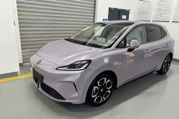 Trong tháng 6/2025, doanh số dòng ô tô điện MG4 tại thị trường Trung Quốc chỉ đạt 10 chiếc, cách biệt rất xa so với các mẫu cùng phân khúc như BYD Dolphin hay Volkswagen ID.3. Để nâng cao khả năng cạnh tranh, MG4 thế hệ hoàn toàn mới đã ra đời.