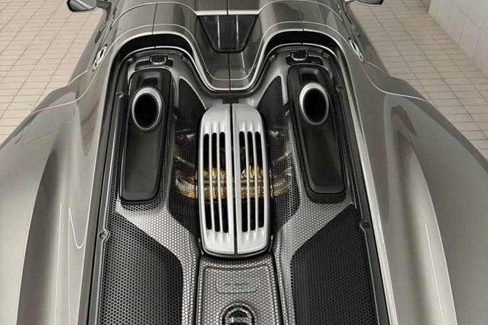 Porsche 918 Spyder được trang bị động cơ V8 hút khí tự nhiên dung tích 4.6L, sinh ra công suất tối đa 578 mã lực. Đi kèm là 2 động cơ điện phụ trợ được đặt tại cầu trước và cầu sau với công suất lần lượt là 95 kW và 115 kW.