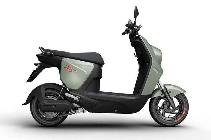 Chiều cao yên 760 mm phù hợp với thể trạng chung của người Việt. Trọng lượng xe chỉ khoảng 72 kg, giúp chủ xe dễ dàng điều khiển, xoay trở trong không gian hẹp. ZGoo sử dụng hệ thống phanh cơ trước và sau, đảm bảo độ an toàn cao trong quá trình di chuyển.