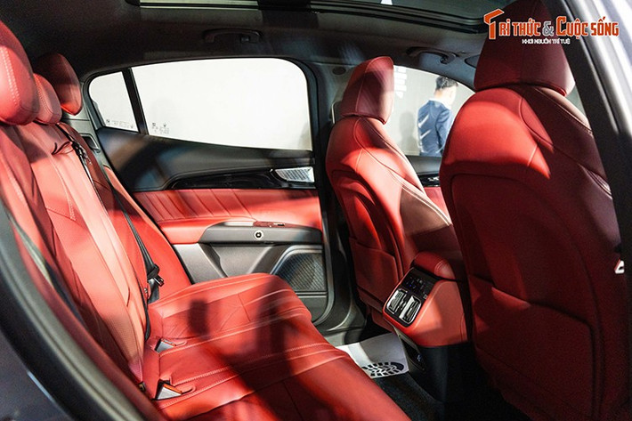 Được thiết kế, phát triển và sản xuất hoàn toàn tại Ý, Grecale Folgore sở hữu pin 105 kWh với công nghệ 400V, cho công suất 550 HP và mô-men xoắn cực đại 820 Nm.