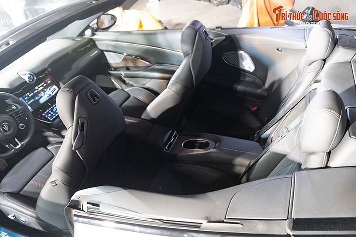 Mẫu xe điện hạng sang mui trần này được trang bị khối động cơ với 3 motor điện, gồm 1 motor ở trục trước và 2 motor ở trục sau. Thiết lập này giúp chiếc xe có được hệ truyền động 4 bánh. Hệ truyền động này cho tổng công suất 751 mã lực và mô-men xoắn cực đại 1.350 Nm.