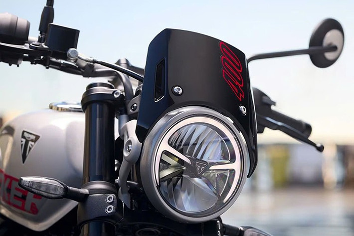 Các tấm ốp bên khắc chữ “400” trên bình xăng cổ điển và kính chắn gió hay bình xăng với dòng chữ “TRACKER” và bộ lốp gai gai kiểu đường phố càng làm nổi bật diện mạo độc đáo của xe.