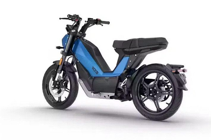 Về hiệu suất, Peugeot 103 điện dự kiến đạt tốc độ tối đa khoảng 48km/h với bản pin 1,6kWh và khoảng 72,5km/h với bản pin 2,2kWh. Khách hàng sẽ có hai gói phụ kiện tùy chọn gồm; Gói Protect Pack gồm kính chắn gió, tấm chắn chân và ốp hông, giúp tăng khả năng che chắn trước các yếu tố môi trường. Trong khi đó, gói Comfort Pack bao gồm thùng sau dạng bán cứng, giá đỡ điện thoại, yên xe cao cấp êm ái hơn.