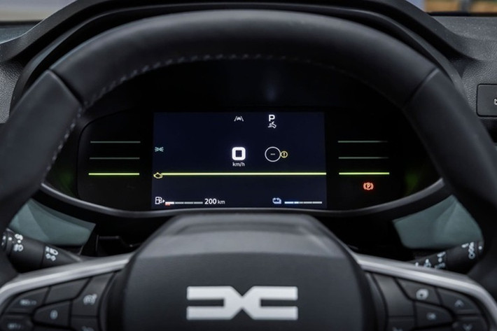 Bản cao cấp nhất trong dòng xe Dacia Sandero 2026 là Journey, với mâm hợp kim 16 inch, cảnh báo điểm mù, hệ thống hỗ trợ bám đường mở rộng, hệ thống camera đa góc nhìn, hệ thống định vị tích hợp cho màn hình 10 inch, kết nối không dây với điện thoại thông minh, sạc không dây, bệ tỳ tay trung tâm cao có ngăn chứa đồ và phanh tay điện tử, cùng nhiều tính năng khác.