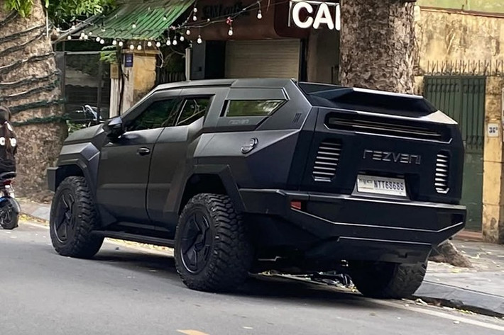 Đó là 1 chiếc xe Rezvani Vengeance mang dáng vẻ bề ngoài thực sự cao lớn và hầm hố, được phát triển từ mẫu xe SUV hạng sang Cadillac Escalade. Tại nước ngoài, xe có giá bán lên đến 285.000 USD (tương đương 7,5 tỷ đồng).