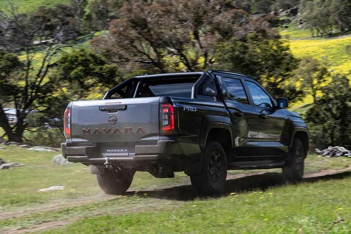 Mẫu xe bán tải Navara về nhiều mặt là một chiếc Mitsubishi L200. Còn được biết đến với tên gọi Triton, L200 đã được thiết kế lại hoàn toàn vào năm 2023 cho năm sản xuất 2024. Việc thiết kế lại bao gồm khung gầm dạng thang mới.