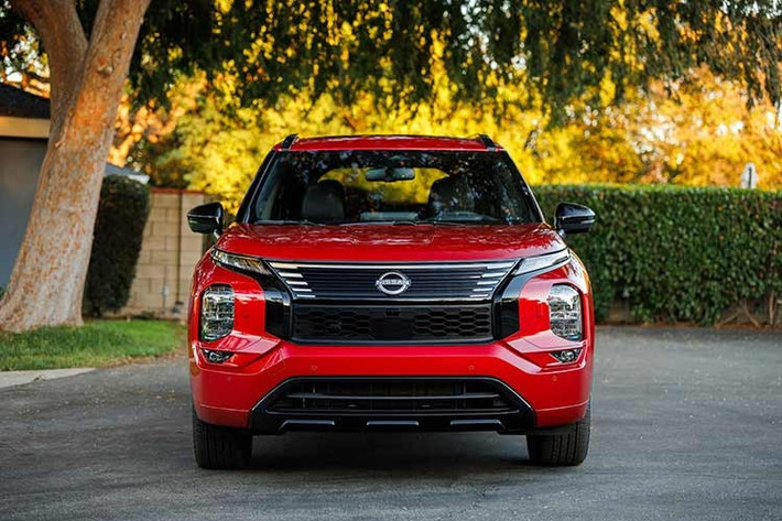 Riêng với động cơ xăng, Nissan tuyên bố Rogue Plug-In Hybrid 2026 có mức tiêu hao nhiên liệu khá thấp, chỉ 26 dặm/gallon (9,0 lít/100 km) theo chu trình thử nghiệm kết hợp của Cơ quan Bảo vệ Môi trường.