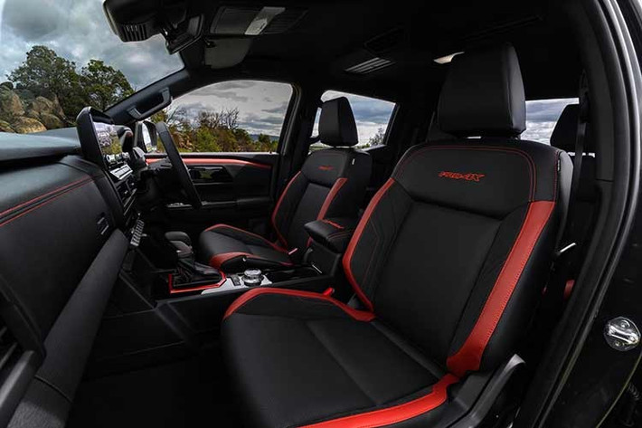 Theo Nissan, đối tác của họ đã thử nghiệm hệ thống treo trên quãng đường hơn 18.000 km. Chỉ có phiên bản cabin kép, Navara có thùng xe dài 5,1 feet, hơi hẹp so với pallet tiêu chuẩn của Úc.