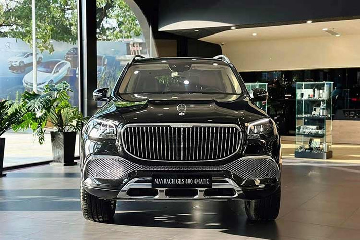 Trước khi sắm chiếc Mercedes-Maybach GLS 480 này, Đức Phúc hiếm khi xuất hiện trên mạng xã hội sử dụng xe riêng. 7 năm trước, nam ca sĩ này từng lên sóng với chiếc Range Rover Evoque cùng một chiếc Toyota Fortuner tặng bố mẹ.