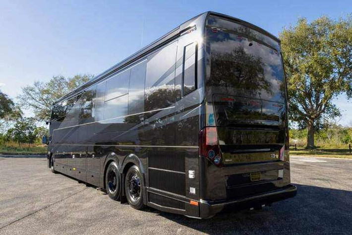 Điểm đáng chú ý về mặt kỹ thuật là hệ thống pin năng lượng có dung lượng lớn, cho phép xe vận hành độc lập mà không cần kết nối nguồn điện bên ngoài trong một thời gian dài. Hệ thống cửa mở rộng (slide-out) giúp tối ưu hóa diện tích sử dụng khi xe dừng đỗ, tạo ra không gian sống rộng rãi như một căn hộ thực thụ.