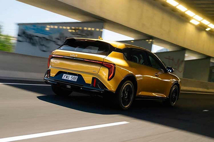 Ngoài ra còn có màn hình quan sát toàn cảnh có thể tạo ra hình ảnh 360 độ đầy đủ của xe. Về hệ thống truyền động, không có động cơ diesel nào được trang bị. Bạn chỉ có thể mua chiếc xe này với động cơ xăng thông thường hoặc hệ thống hybrid nhẹ.